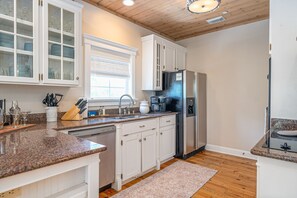 Fridge, microwave, oven, stovetop - Dream Coastal Retreat (Tybee Island)