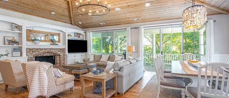 Televisión y chimenea