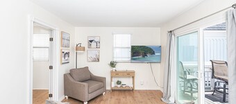 Upstairs Oceanfront Cottage w/ Balcony!
