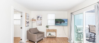 Upstairs Oceanfront Cottage w/ Balcony!