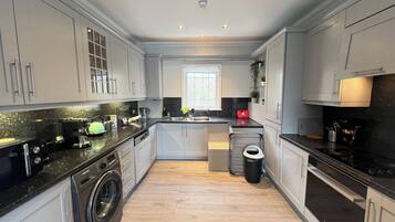 House | Private kitchen | Fridge, microwave, oven, stovetop