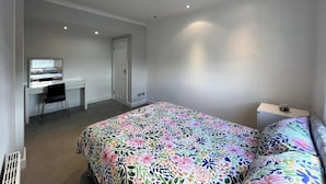 A bedroom with a bed, a desk, and a chair. - 3 Bedroom House in London - Private Garage - Wi-fi (Croydon)
