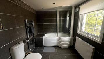 House | Bathroom | Combined shower/bathtub, deep-soaking bathtub, hair dryer, towels