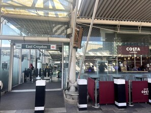 A station entrance with a Costa Coffee shop visible through the glass. - 3 Bedroom House in London - Private Garage - Wi-fi (Croydon)