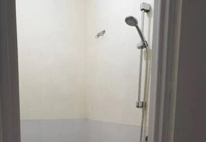 Basic Double Room | Bathroom - SPOT ON 93997 Sutangkas Kost (Jakarta)
