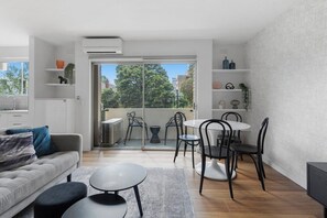 TV - Newly Renovated South Yarra 2BR Apt with parking (South Yarra)