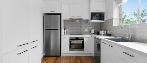 Frigorífico, microondas, horno y placa de cocina