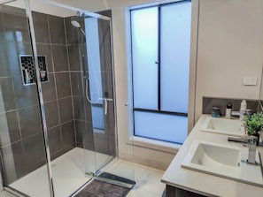 Shower, hair dryer, towels - Dream Family Home w/ Pool Table in Central Clyde (Clyde)