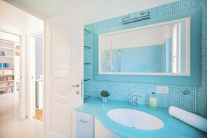 Apartment, eingeschränkter Meerblick | Badezimmer | Bidet
