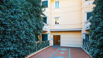 Pintu masuk properti