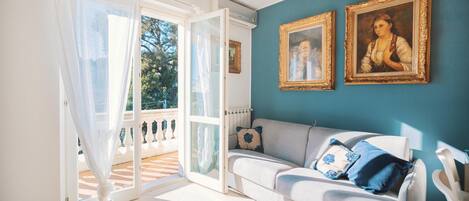 Lejlighed - delvis havudsigt | Opholdsområde | 35-tommers tv med digitale kanaler