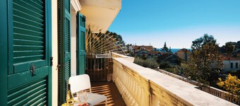 Art Apartment with Sea View