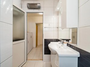 Appartement (Apartments Villa Pelegrin - Two Bedro) | Salle de bain | Douche, serviettes fournies