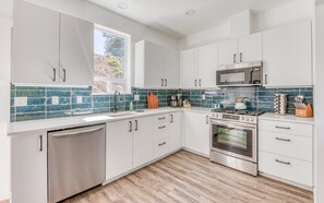 Frigorífico, microondas, horno y placa de cocina