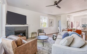Smart TV, fireplace - Harbor Family Retreat Hot Tub Pets OK (Depoe Bay)