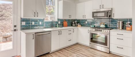 Refrigerador, microondas, horno, placa de cocina