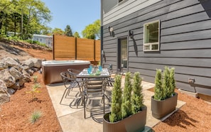 Outdoor dining - Harbor-View Condo with Hot Tub (#6) (Depoe)