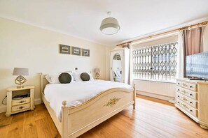 3 makuuhuonetta, silitysrauta/-lauta, Wi-Fi, vuodevaatteet