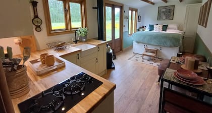 The Botanist - Luxury Cabin With Hot Tub Near York