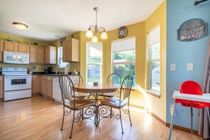Fridge, microwave, oven, dishwasher - Carter's Cottage (South Haven)