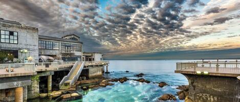 Un hôtel situé sur la côte, doté d’une jetée qui s’avance dans la mer, et comprenant un escalier et une plateforme d’observation.