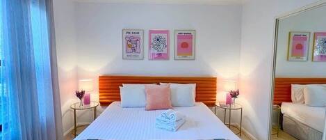 2 Schlafzimmer, Schreibtisch, Bügeleisen/Bügelbrett, Reisekinderbett