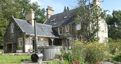 Highland Holiday Home, contemporary styling, hot tub, sauna