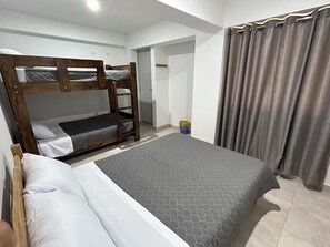Habitación triple Confort | Ropa de cama hipoalergénica, edredón, wifi gratis y ropa de cama 