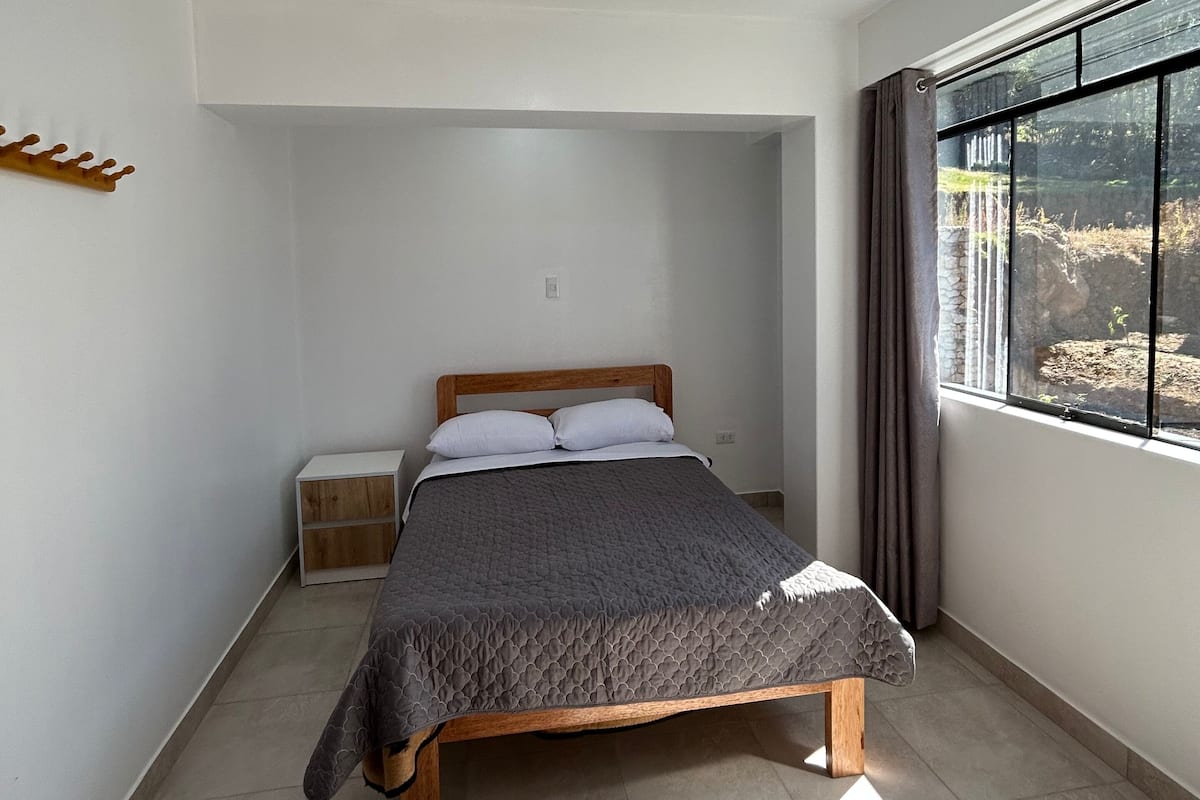 Comfort Single Room | Hypo-allergenic bedding available, down comforters, WiFi (free)