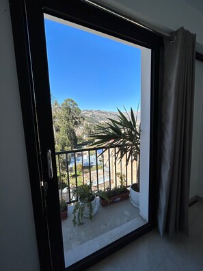 Habitación doble Confort, vista al jardín | Ropa de cama hipoalergénica, edredón, wifi gratis y ropa de cama 