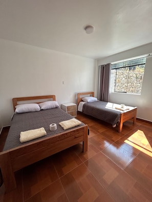 Comfort Twin Room | Hypo-allergenic bedding, down duvets, free WiFi, bed sheets - Central Climbing Hostel (Independencia)