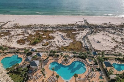 The Beach Club: Beachfront Condo, Family Friendly and packed with amenities!
