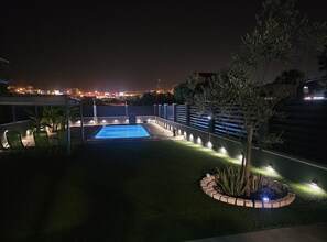 Apartamento (Apartments Andrea - Two Bedroom Apart) | Piscina | Piscina externa sazonal, guarda-sóis, espreguiçadeiras