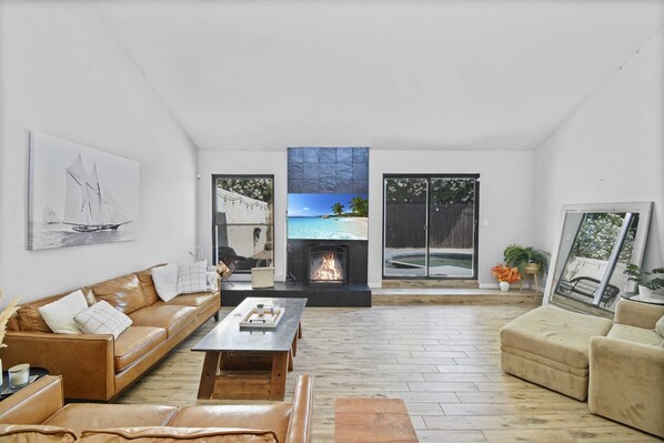 Fernseher, Kamin, Arbeitsbereiche