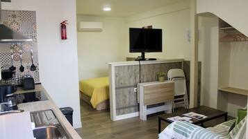 1 dormitorio, tabla de planchar con plancha, wifi y ropa de cama