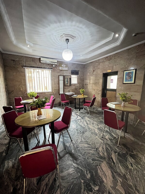 Café da manhã com pratos da culinária local grátis todos os dias