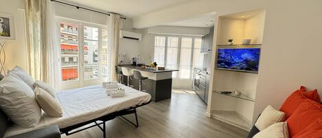 Tabla de planchar con plancha, wifi gratis, ropa de cama