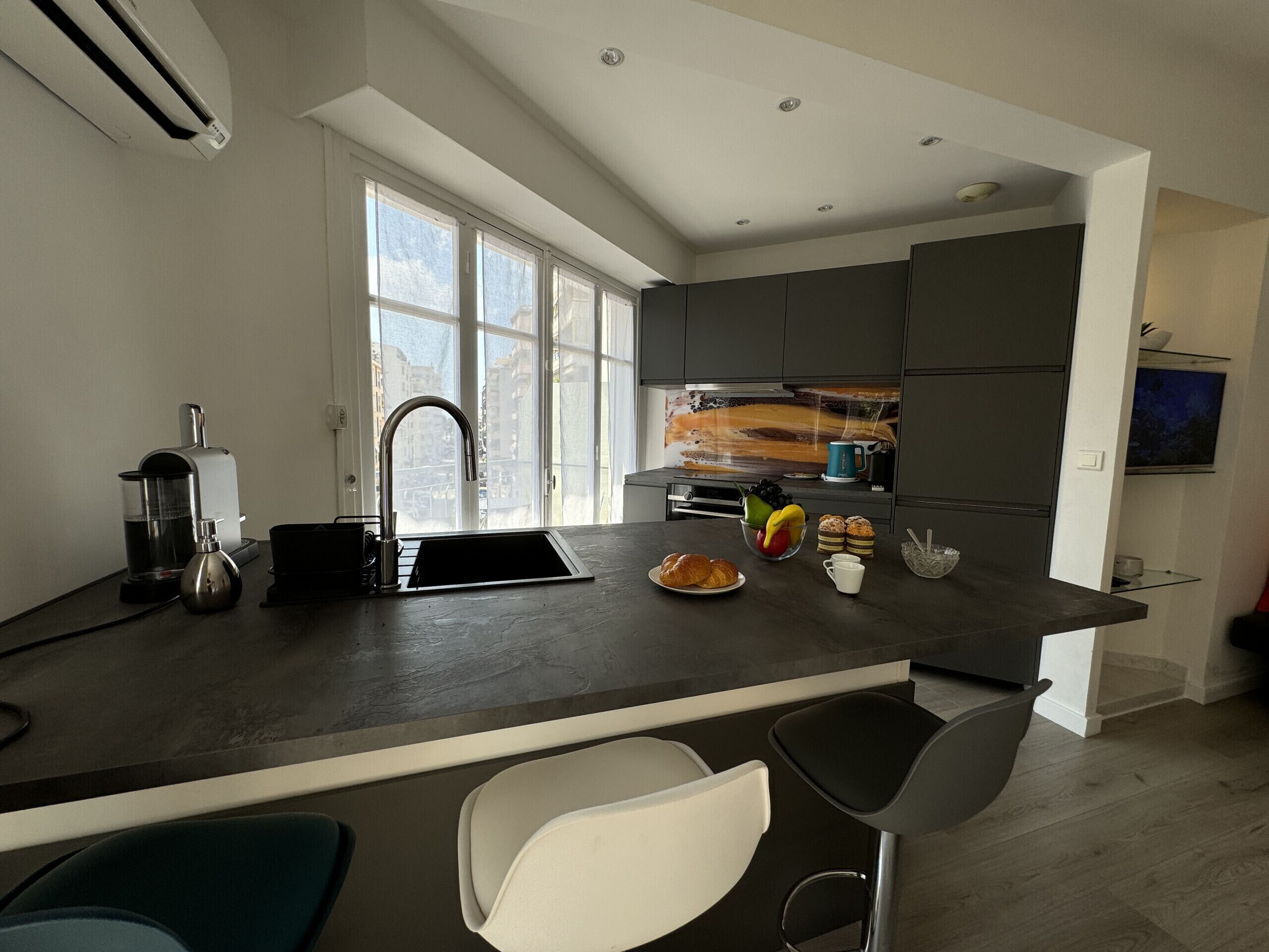 Kylskåp, mikrovågsugn, diskmaskin och kaffe- och tebryggare