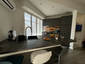 Réfrigérateur, micro-ondes, lave-vaisselle, cafetière/bouilloire
