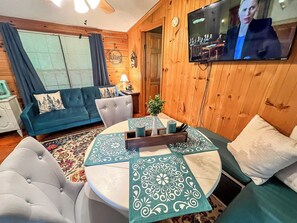 Smart-TV, peis og bøker