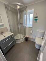 Ducha, toallas, papel higiénico