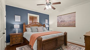 4 dormitorios, escritorio, tabla de planchar con plancha y cuna de viaje