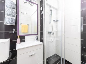 Apartment (Apartments Vela Stiniva - Two Bedroom) | Badezimmer | Dusche, Handtücher