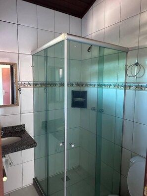 Douche, sèche-cheveux, serviettes fournies, savon