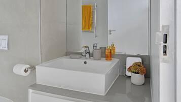 Regadera, secadora de cabello, toallas, jabón