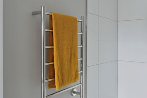 Douche, sèche-cheveux, serviettes fournies, savon