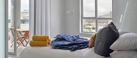 1 dormitorio, escritorio, tabla de planchar con plancha y wifi