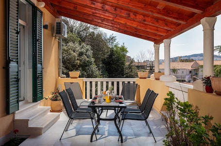์ํํธ (One Bedroom Apartment with Terrace) | ํ
๋ผ์ค/ํํฐ์ค