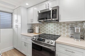 Coffee/tea maker, fridge, microwave, oven