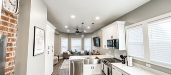 Midtown Oasis - Walkable to Blackstone - Within 5 Minutes of Downtown -Sleeps 12